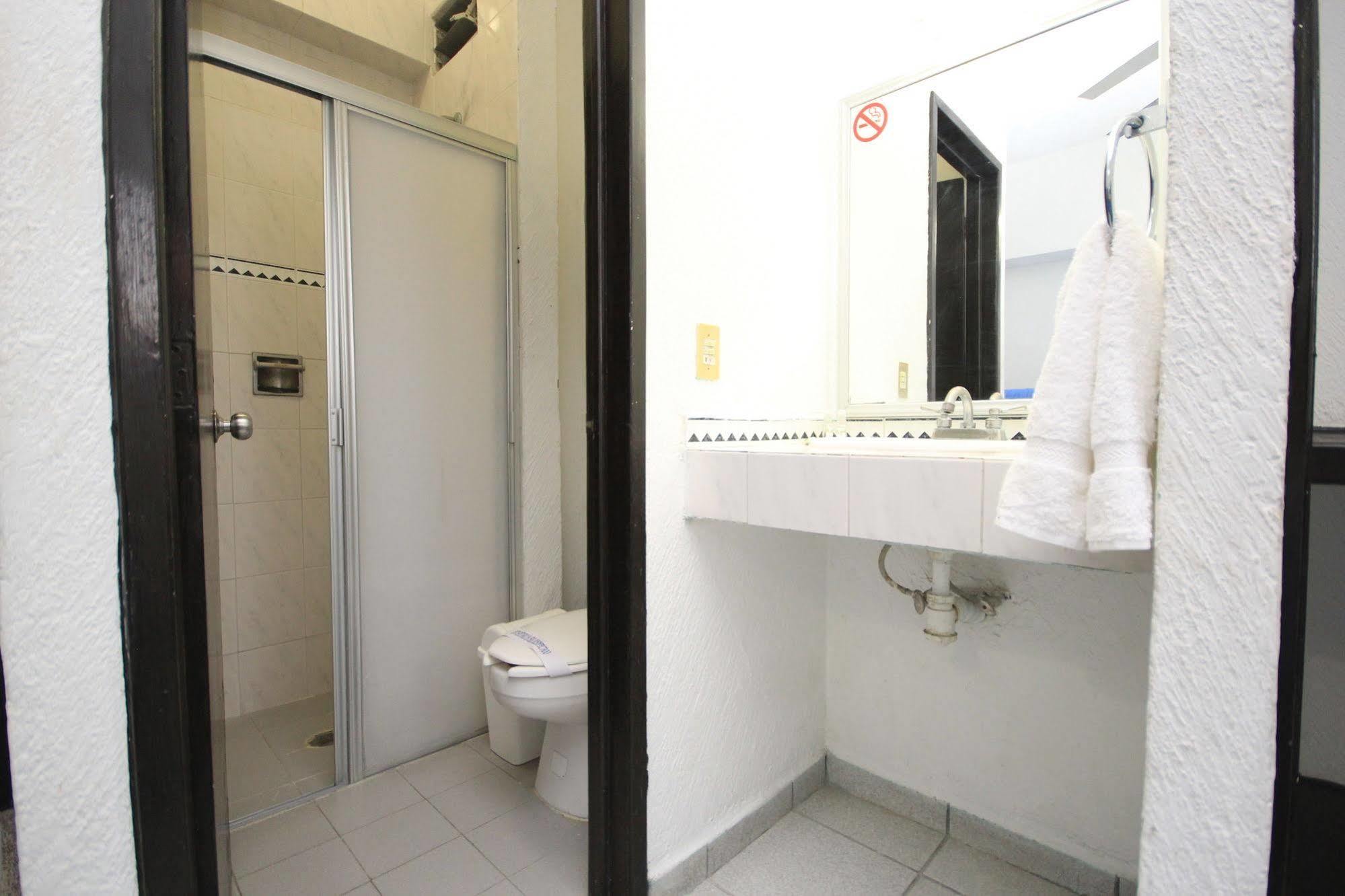 Capital O Hotel Plaza Premier Leon Ngoại thất bức ảnh